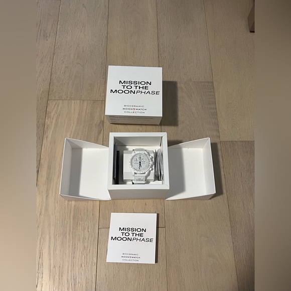 Swatch x Omega Bioceramic Moonswatch Mission To Moonphase Snoopy S033W700 Black - Picture 3 of 4